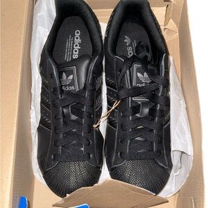 Adidas Black Classic Sneakers with Shell Toe Mens 8.5 and Woman’s 9.5